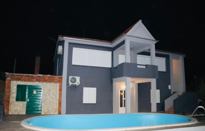 Iva Apartman Sa Bazenom Donji Zemunik エクステリア 写真
