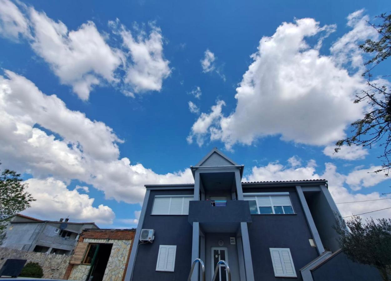 Iva Apartman Sa Bazenom Donji Zemunik エクステリア 写真