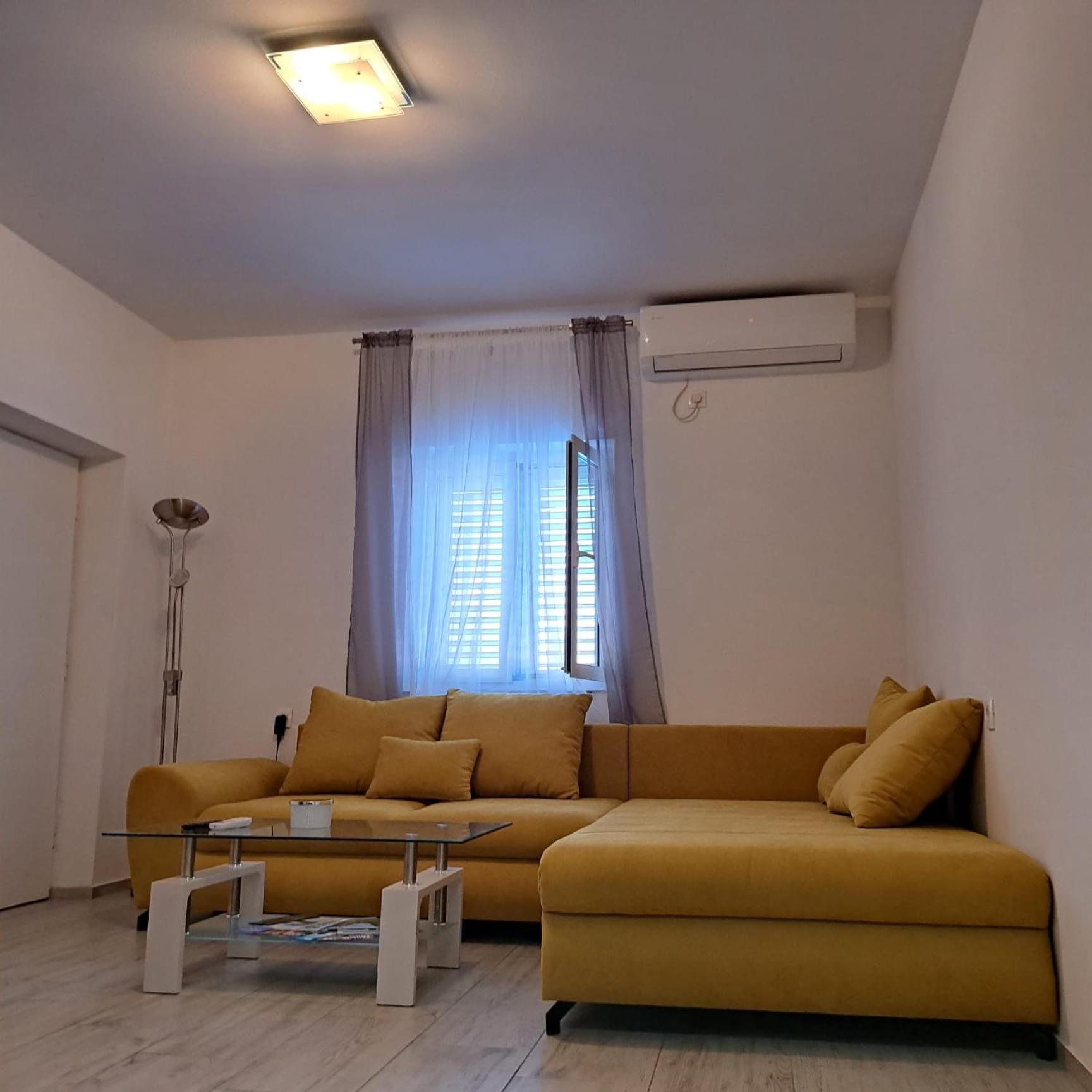 Iva Apartman Sa Bazenom Donji Zemunik エクステリア 写真